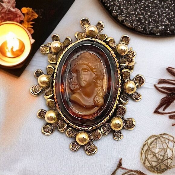 Root Beer Amber Glass Cameo Brooch Pin Antique Gold Tone MINI Carved Victorian - Picture 14 of 15